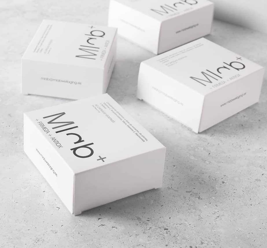 Bodegón con las cajas del complemento alimenticio +Antiox +Firmeza de Mlab Wellaging