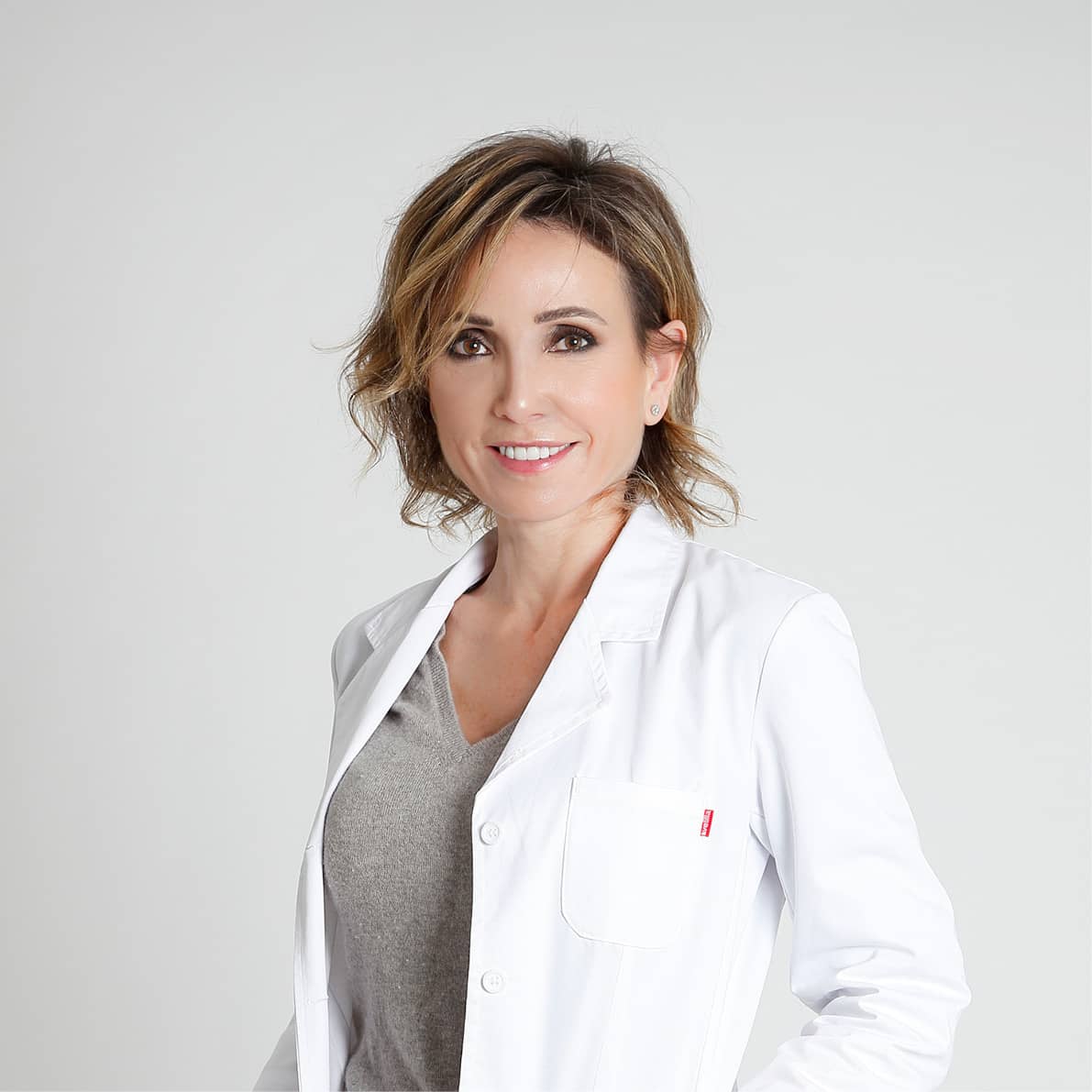 Farmacéutica fundadora de Mlab Wellaging con bata blanca en el laboratorio