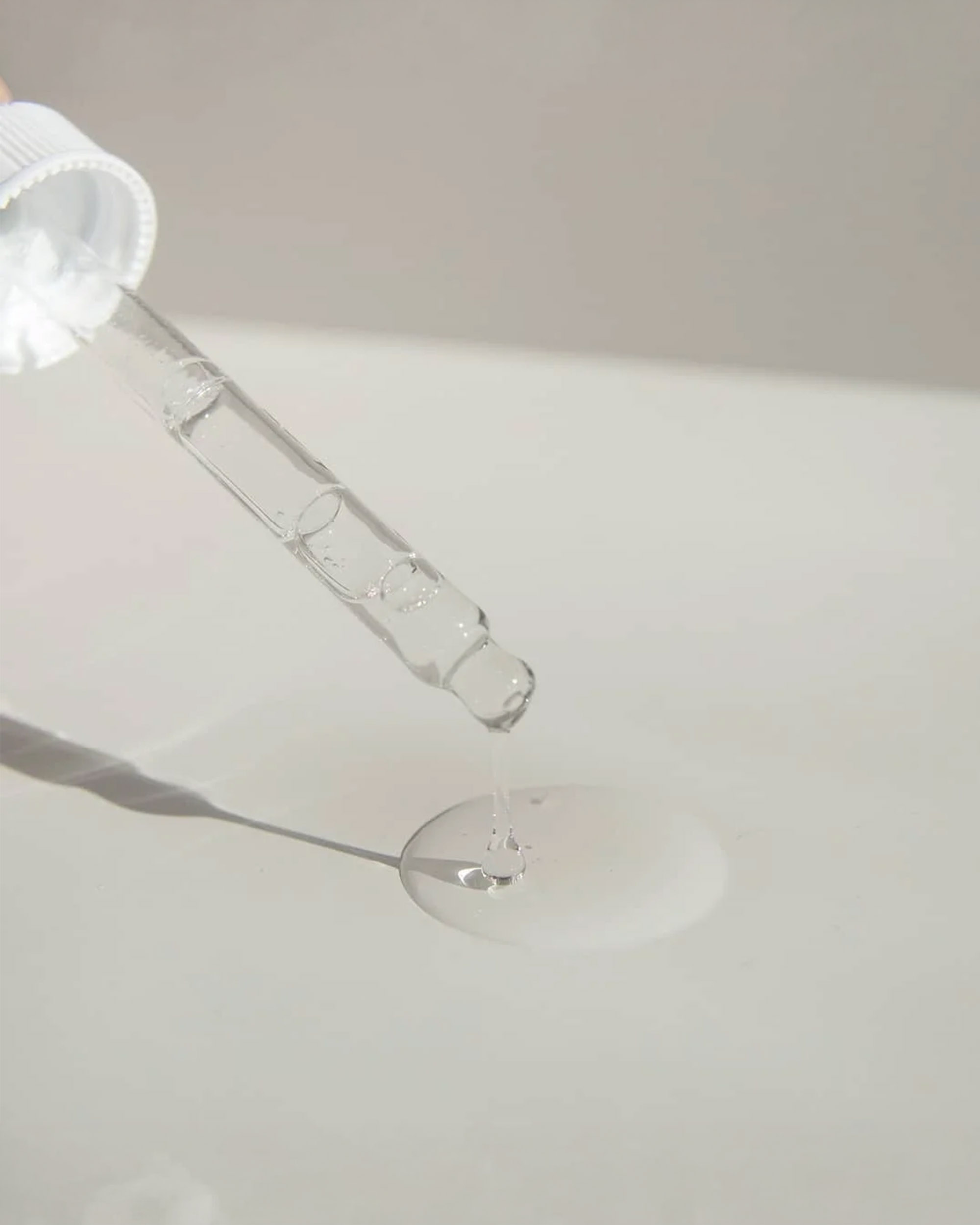 Pipeta con una gota de sérum facial antiedad de Mlab Wellaging