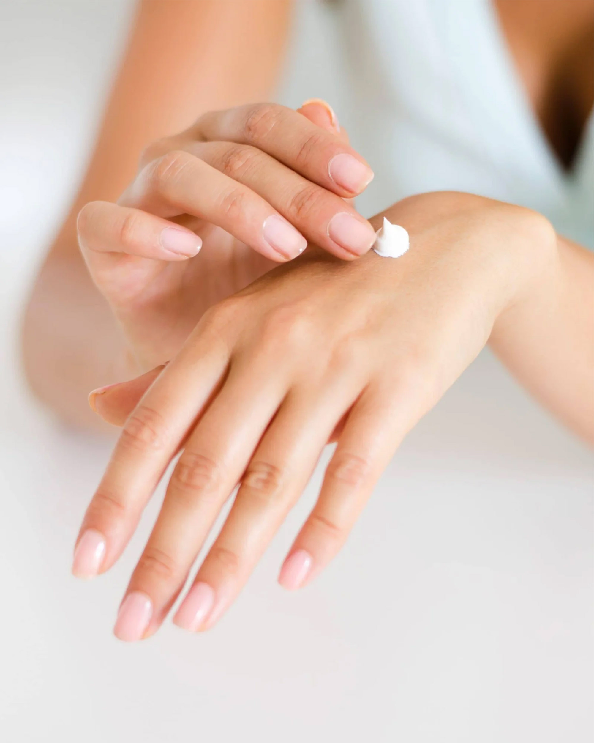 Manos aplicando el sérum facial antiedad de Mlab Wellaging sobre la piel